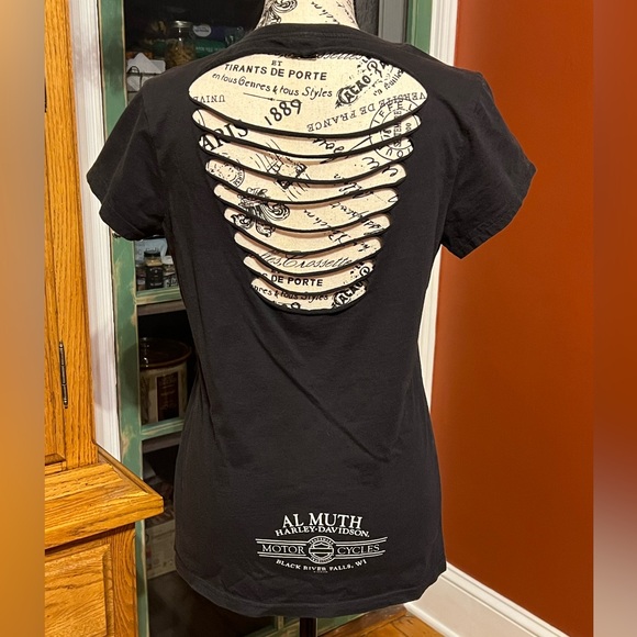 Women’s Harley-Davidson® CLOSED Wisconsin Dealer Vintage S/S Distressed Tee - Picture 2 of 16